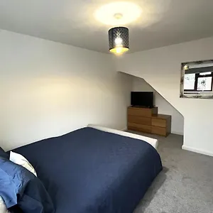 Modern 2 Bedroom, 2 Bathroom With Parking Holiday home Stanley (West Yorkshire)